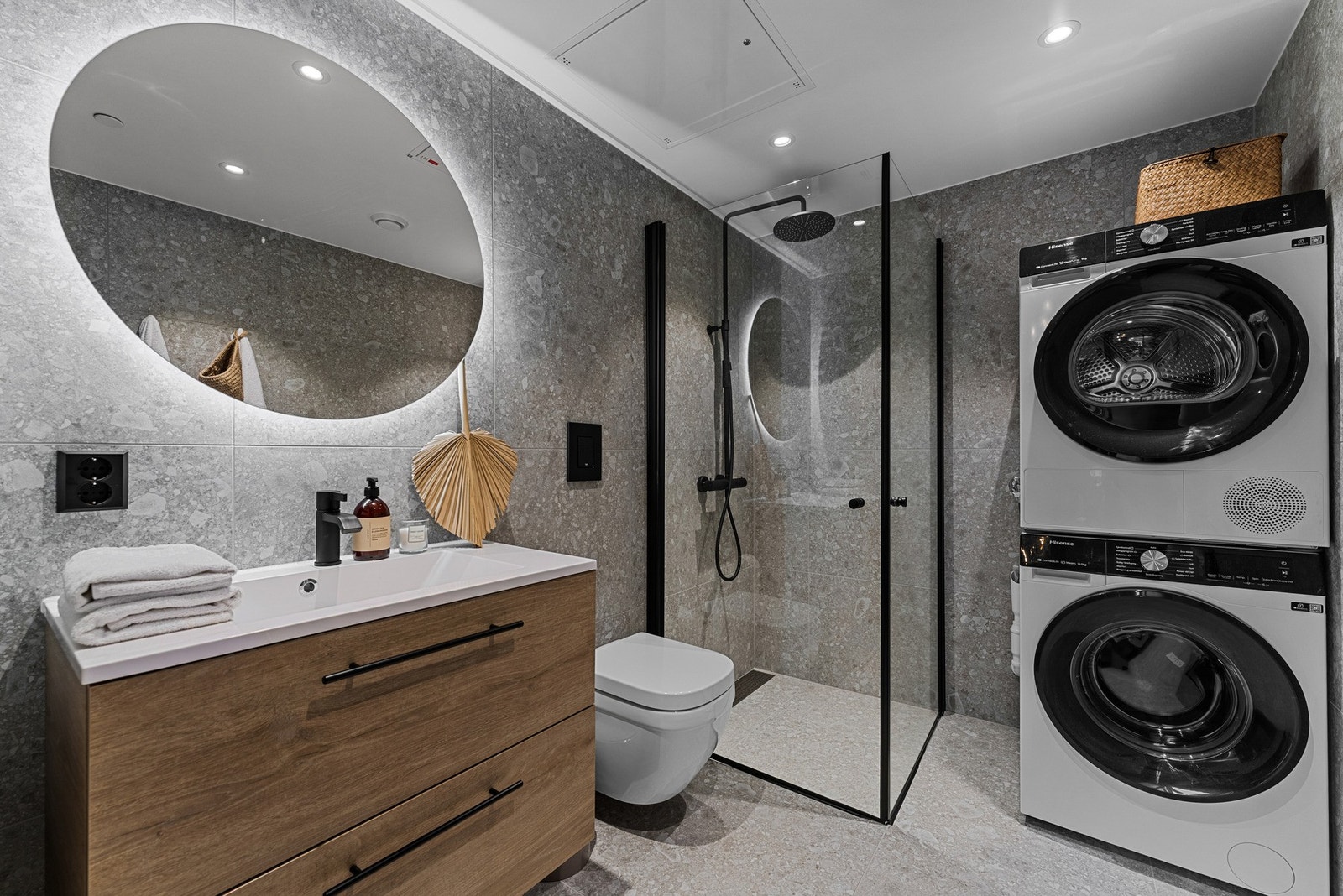 Leiligheten har to flotte og moderne bad. Galleribilde