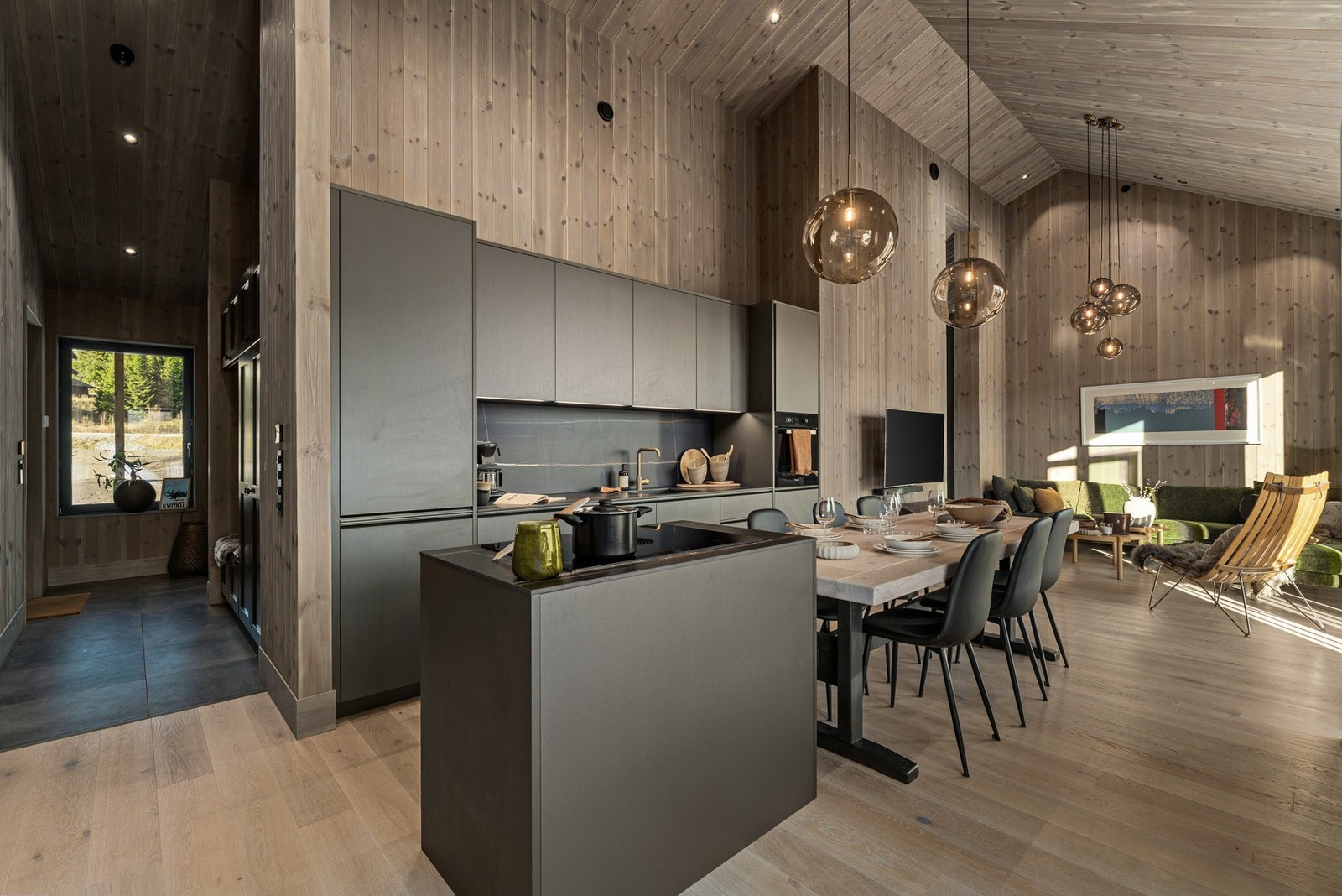 Stilrent og funksjonelt kjøkken. Galleribilde