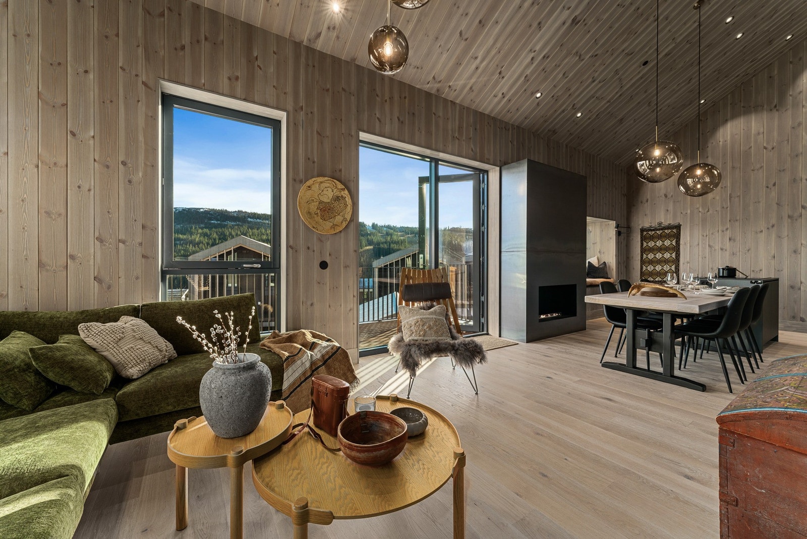 Store vindusflater slipper inn rikelig med naturlig lys. Galleribilde