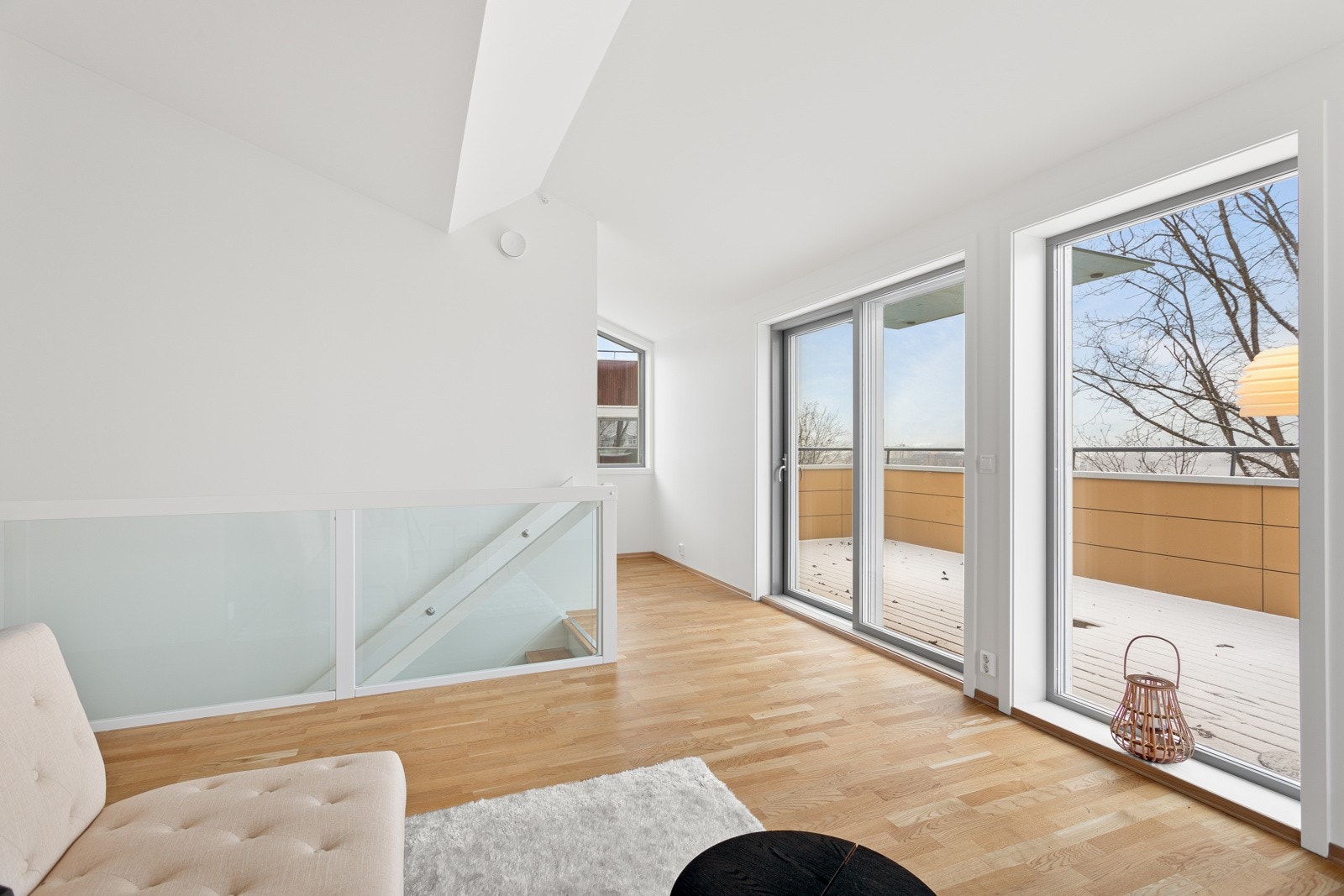 Fra stuen i 2.etg. er det direkte adkomst til vestvendt veranda med en imponerende utsikt! Galleribilde