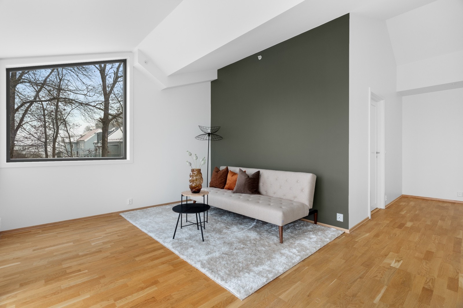 Stilfull ekstra stue i 2.etg.med ekstra god takhøyde. Galleribilde