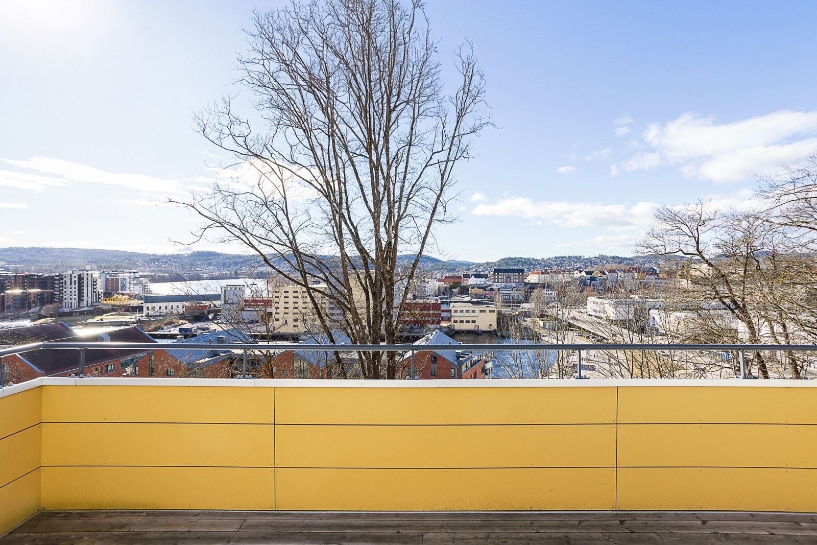 Imponerende utsikt fra vestvendt veranda i 2.etg. Galleribilde