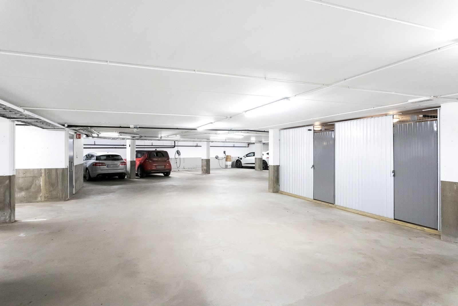 Felles parkeringskjeller. Det medfølger en parkering/garasjeplass og en bod til leiligheten. Galleribilde