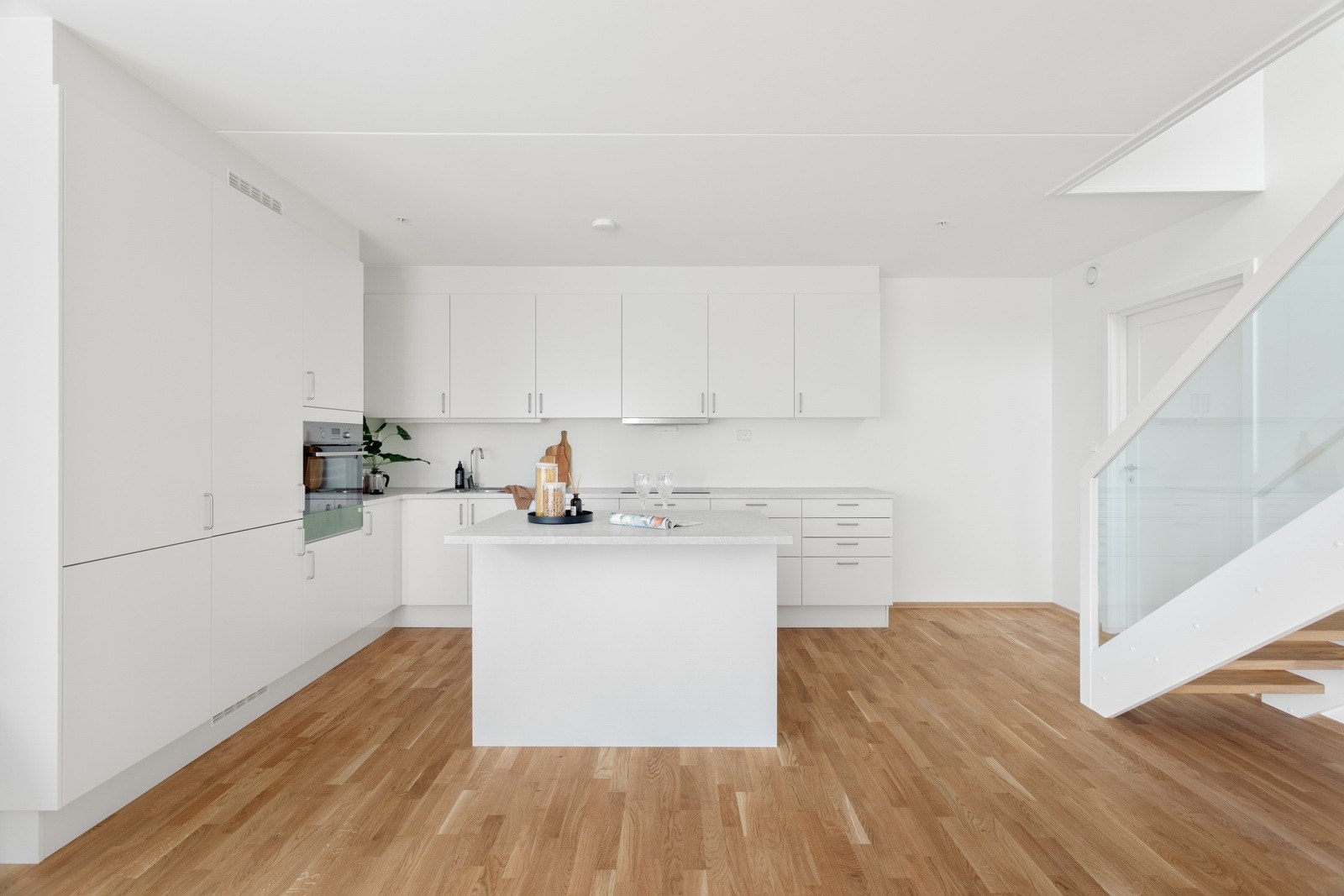 Til innredningen følger det en kjøkkenøy som skaper et naturlig skille mellom rommene. Galleribilde