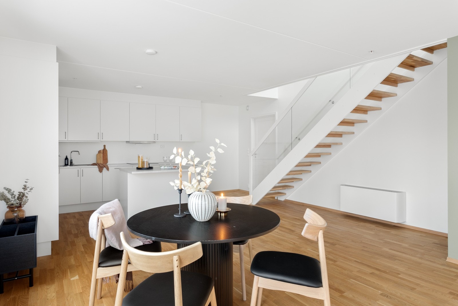 Rommet har videre en stilfull trapp med eiketrinn og glassrekkverk til 2.etg. Galleribilde