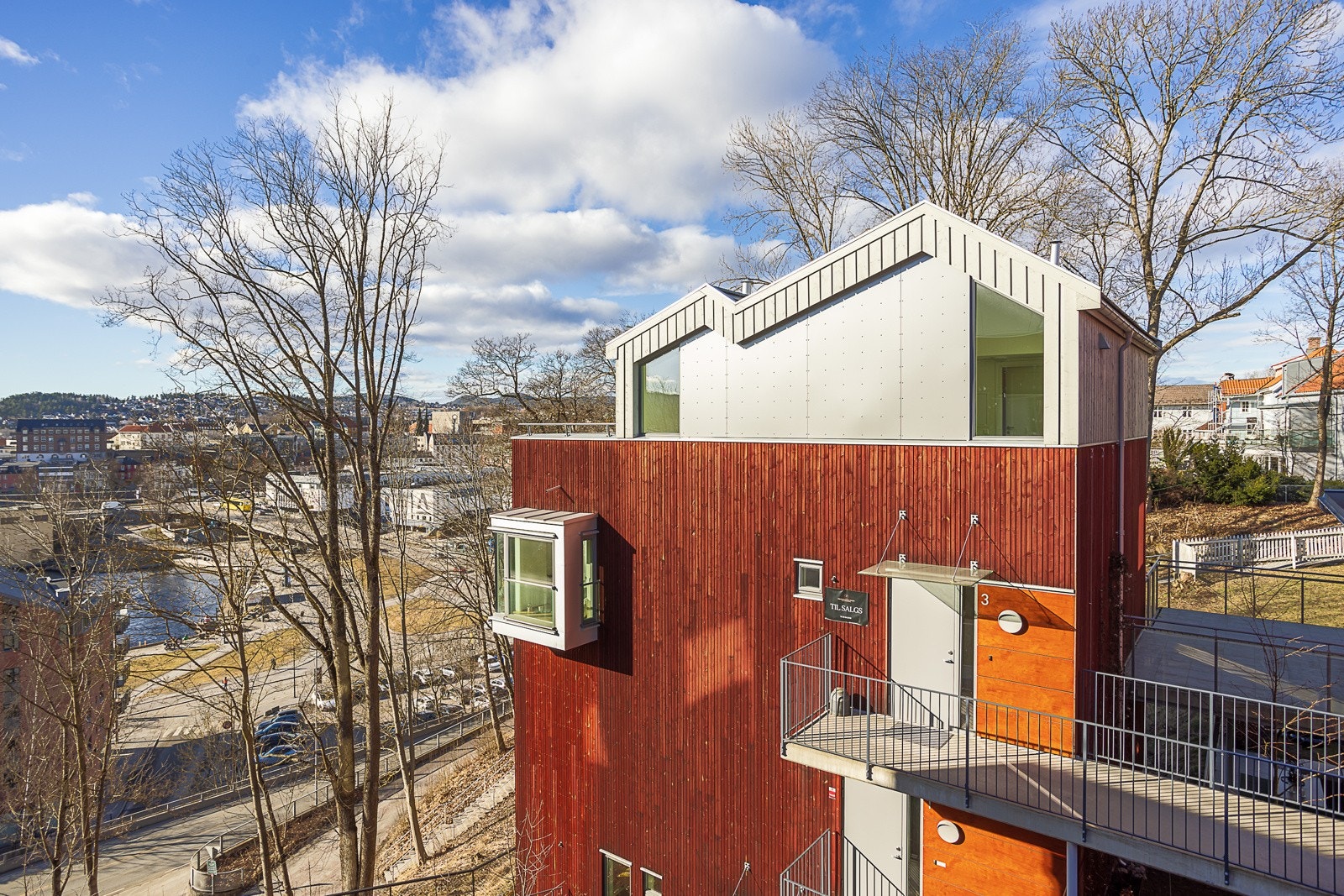 Leiligheten har en meget attraktiv beliggenhet på ytterste rekke med panorama utsikt over sentrum. Galleribilde