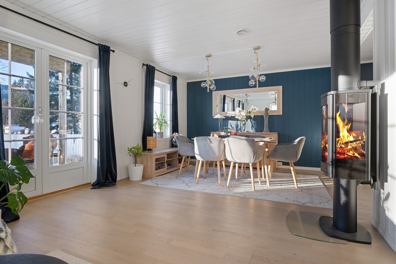 Stuen har direkte utgang til terrasse og hage Galleribilde