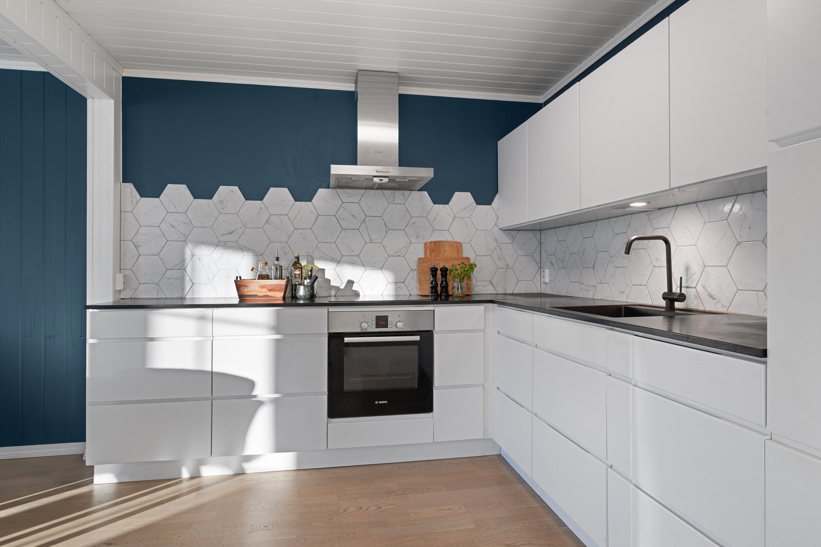 Flott Kvik-kjøkken med hvite fronter og integrerte Bosch hvitevarer Galleribilde