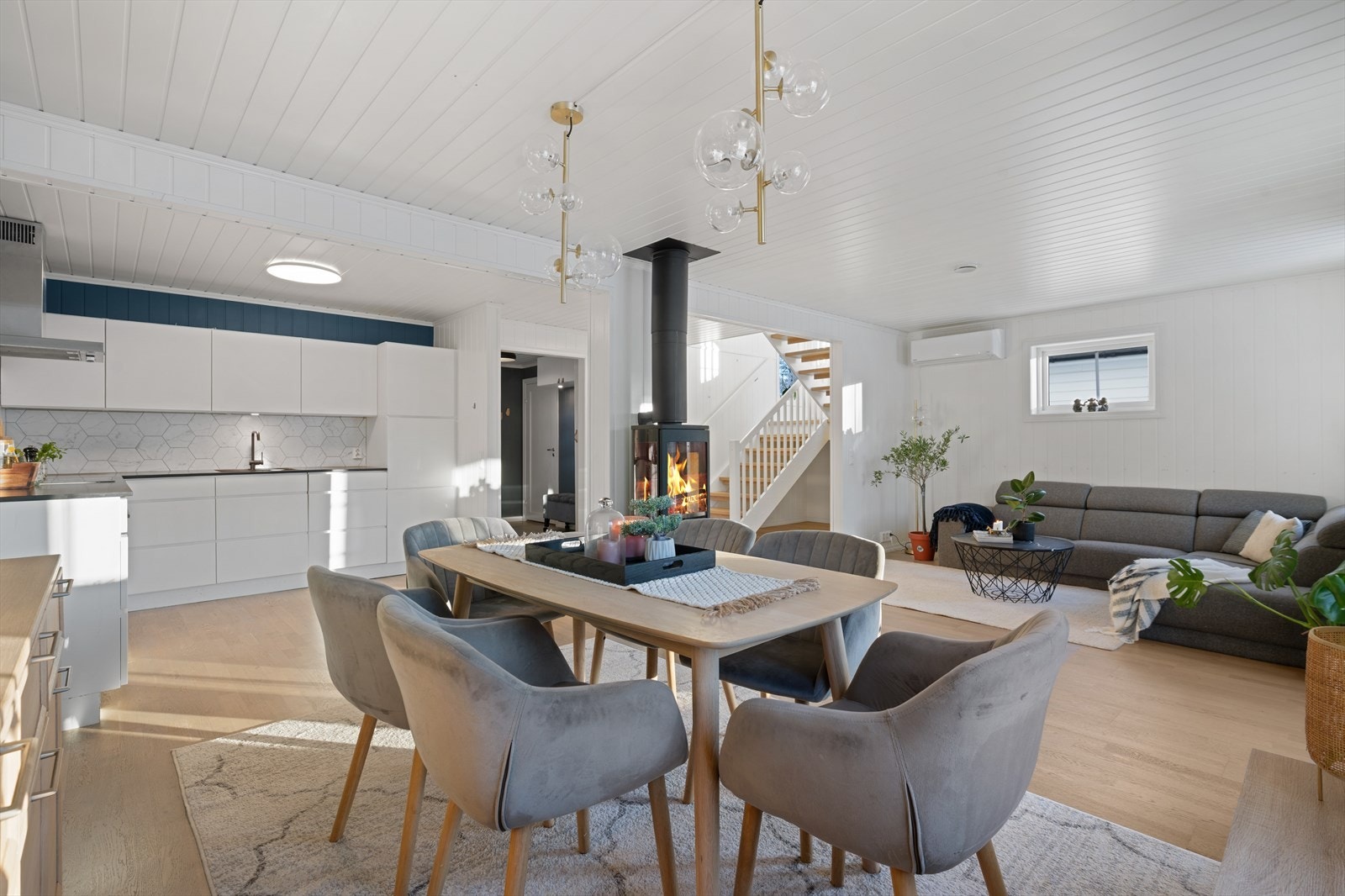 Her får du fint plass til både sofastue og spisestue Galleribilde