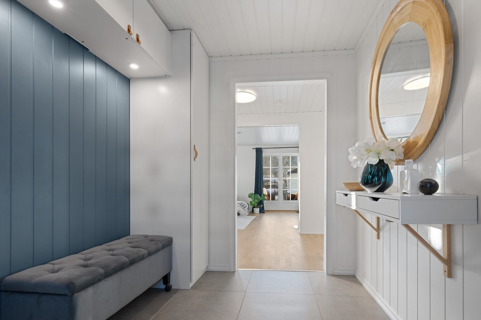 Fra entré kommer du rett inn i en åpen stue/kjøkkenløsning Galleribilde