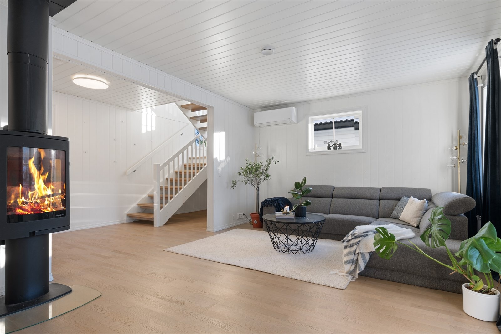 Fra stuen har du trapp opp til andre etasje Galleribilde