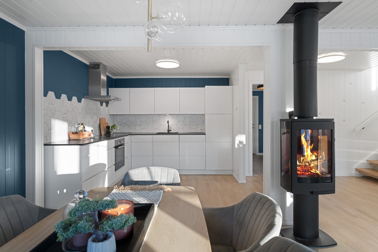 Kjøkkenet er utformet i en praktisk L-form Galleribilde