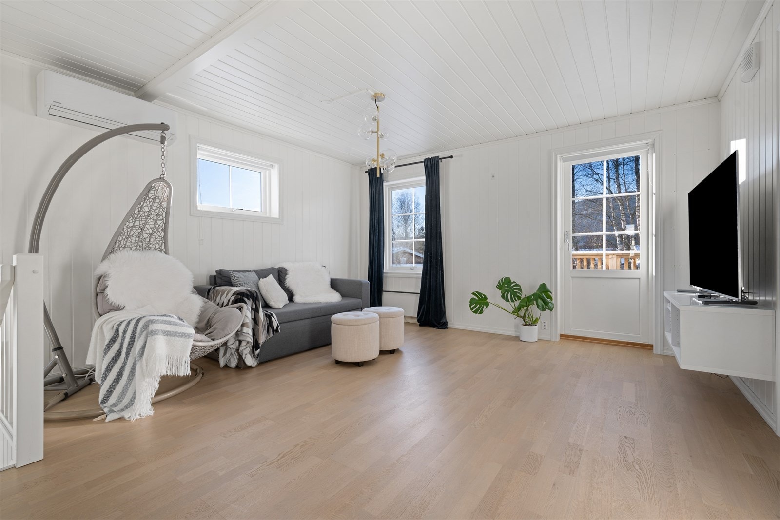 Boligens andre etasje får du tre soverom, bad og en stue med utgang til balkong Galleribilde