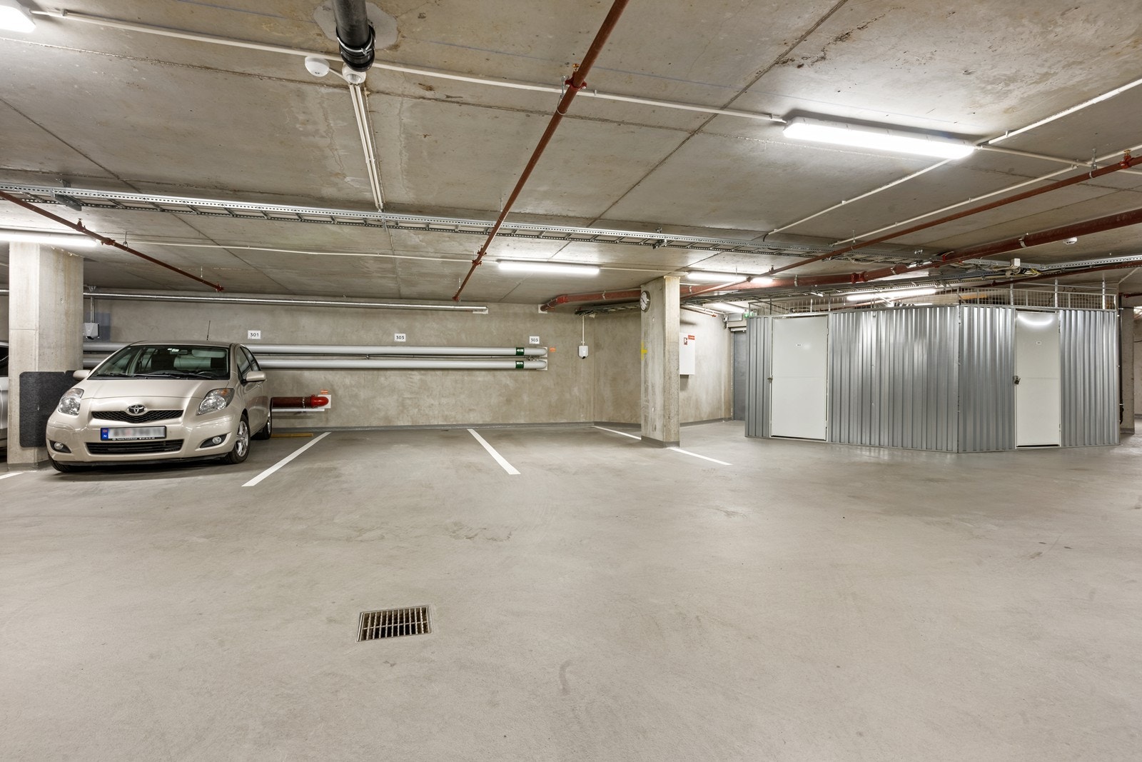 Parkering og bod i byggets garasjeanlegg Galleribilde