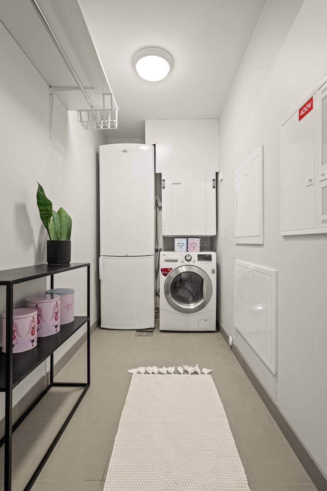 Teknisk rom med plass til vaskemaskin og sluk i gulv. Galleribilde