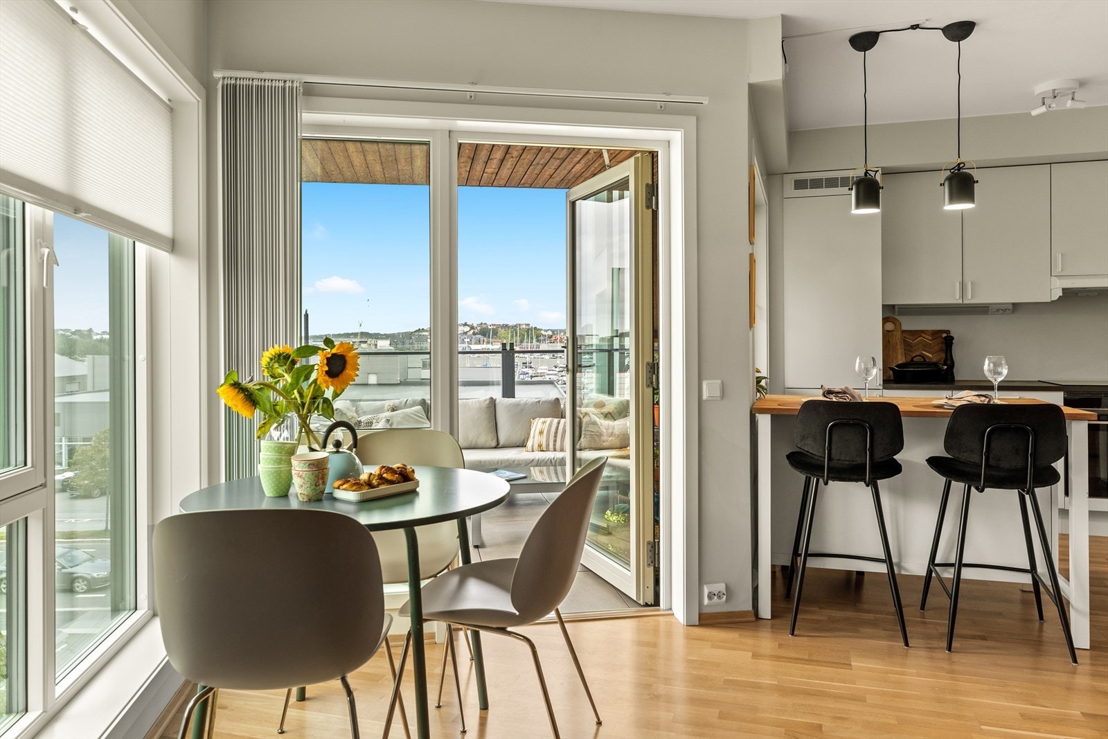 Her er det tatt et ekstra bilde for å vise at det er plass til et spisebord i stuen Galleribilde