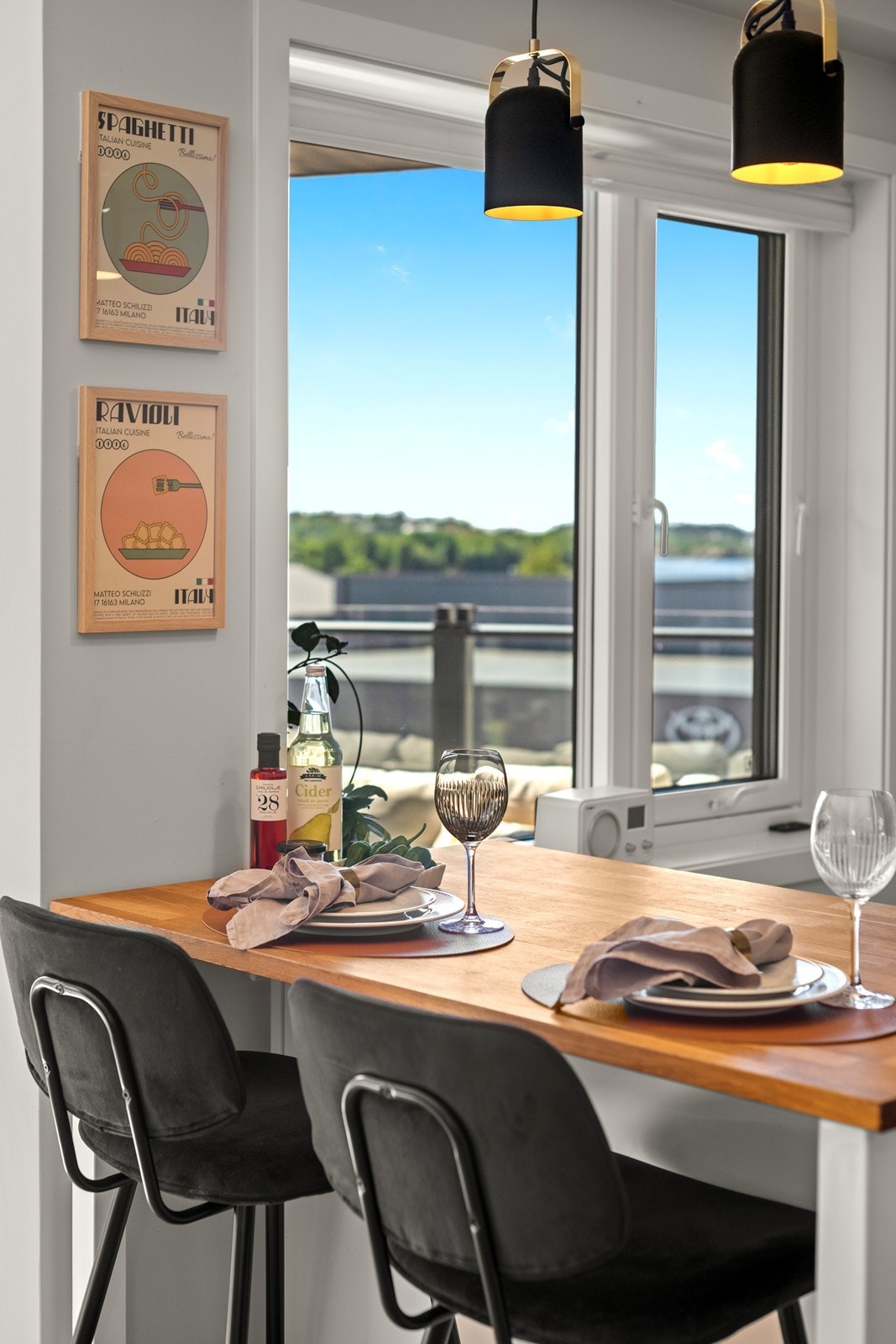 Hyggelig spiseplass med fin utsikt Galleribilde