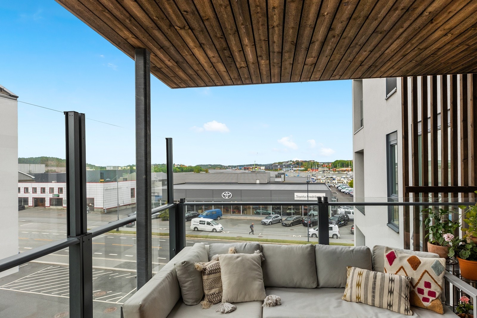 Hever du glassene rundt balkongen, sitter du lunt og fint Galleribilde