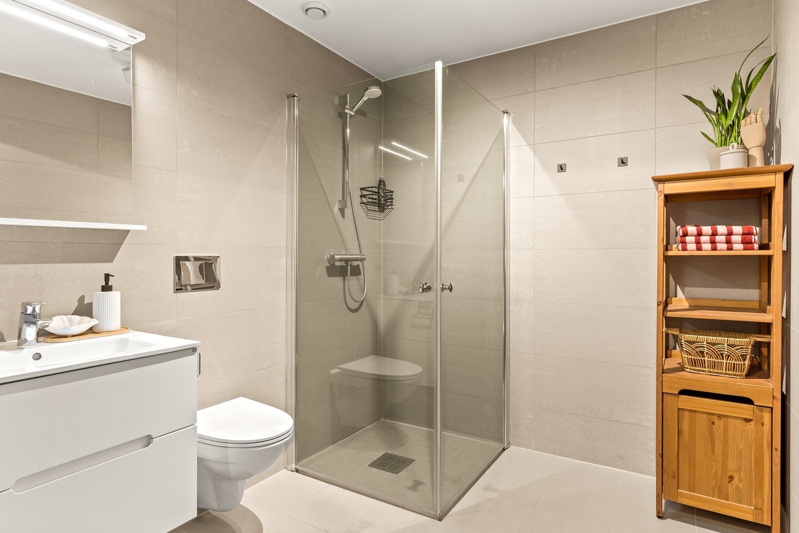 Pent flislagt bad med gulvvarme Galleribilde