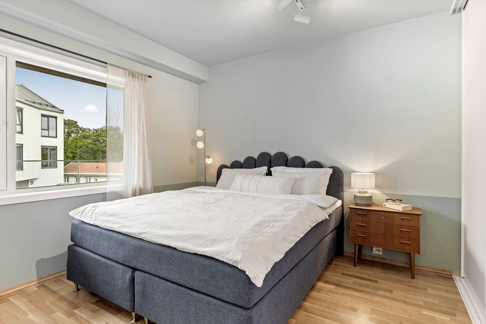 På hoved soverommet er det god plass til dobbeltseng Galleribilde