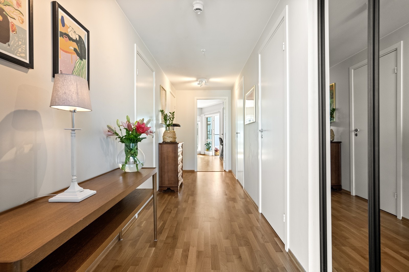 Integrert garderobeskap ved inngangsdøren Galleribilde