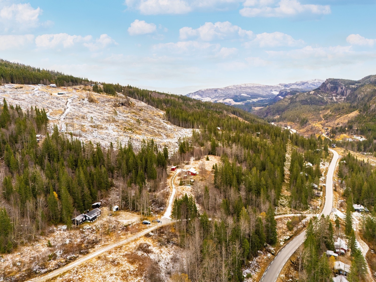 Er du glad i friluftsliv så er du midt i smørøyet hva gjelder turområder sommer som vinter. Galleribilde