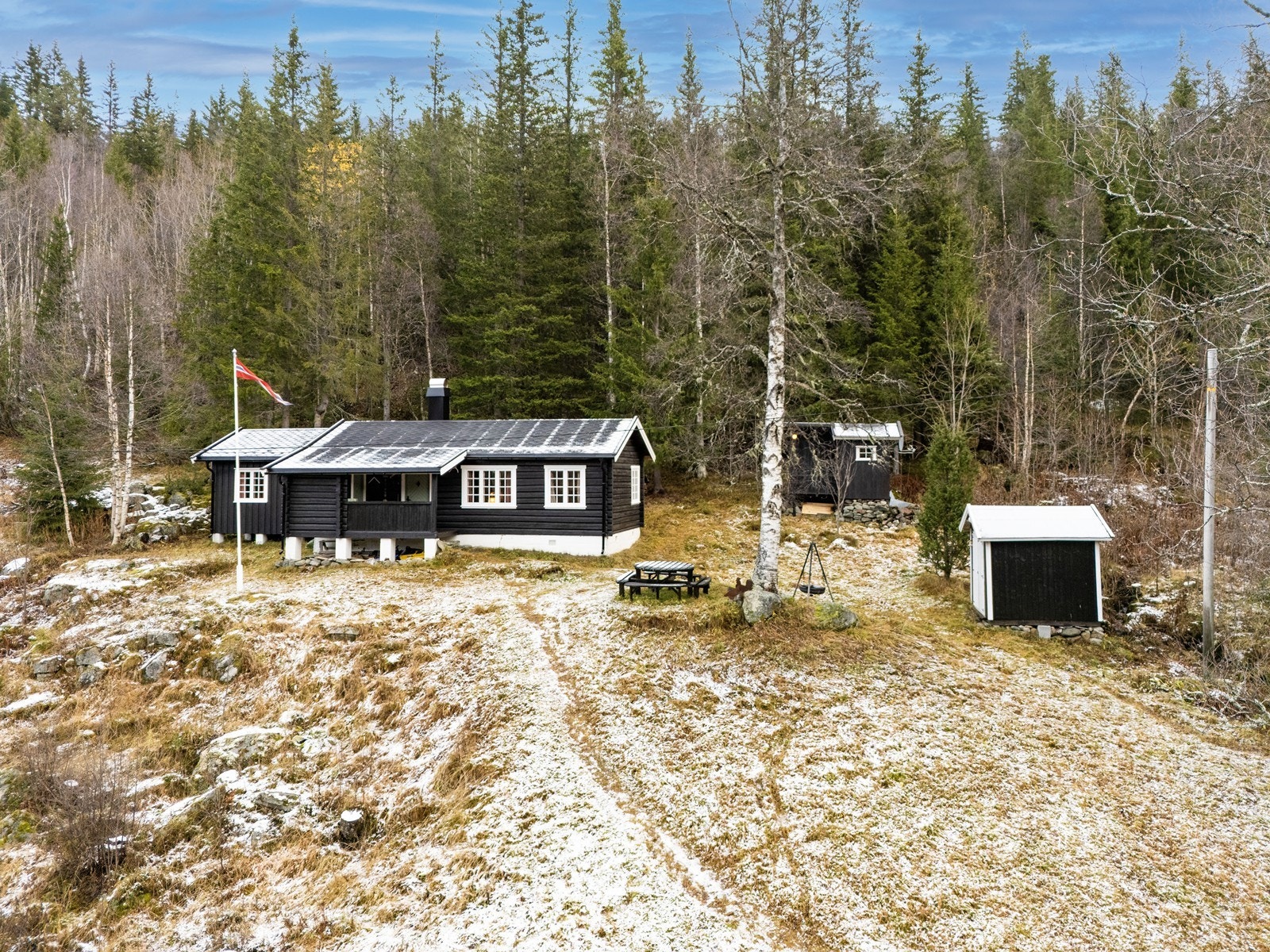 Hytta ligger i relativt usjenerende omgivelser med god avstand til naboer. Fra eiendommen er det kort vei til både Haglebu og Sandvasseter for turmuligheter hele året Galleribilde