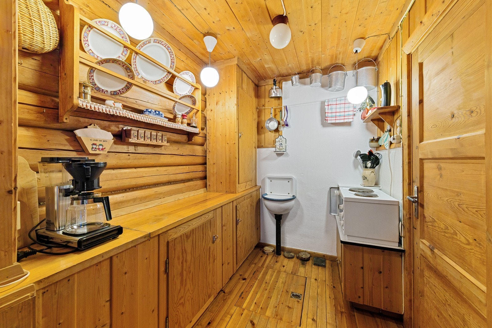 Kjøkkenet har kjøl/fryseskap og komfyr. Utslagsvask med avløp til gråvann. Galleribilde