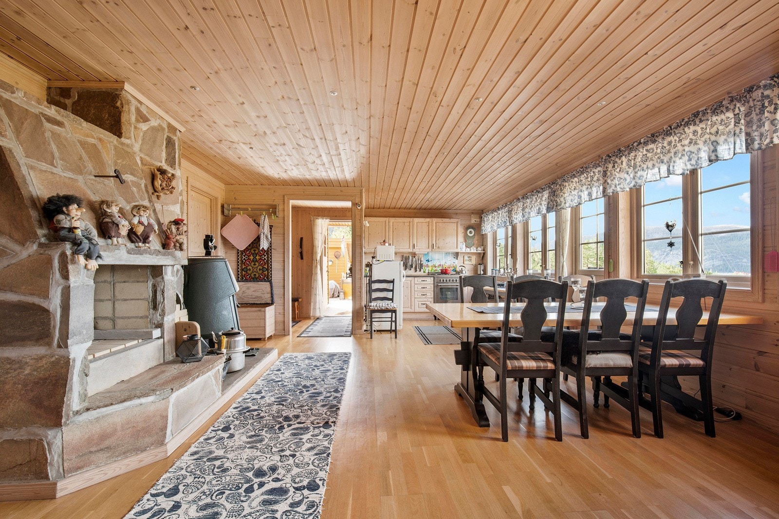 Begge stuer har både peis og vedovn. Galleribilde