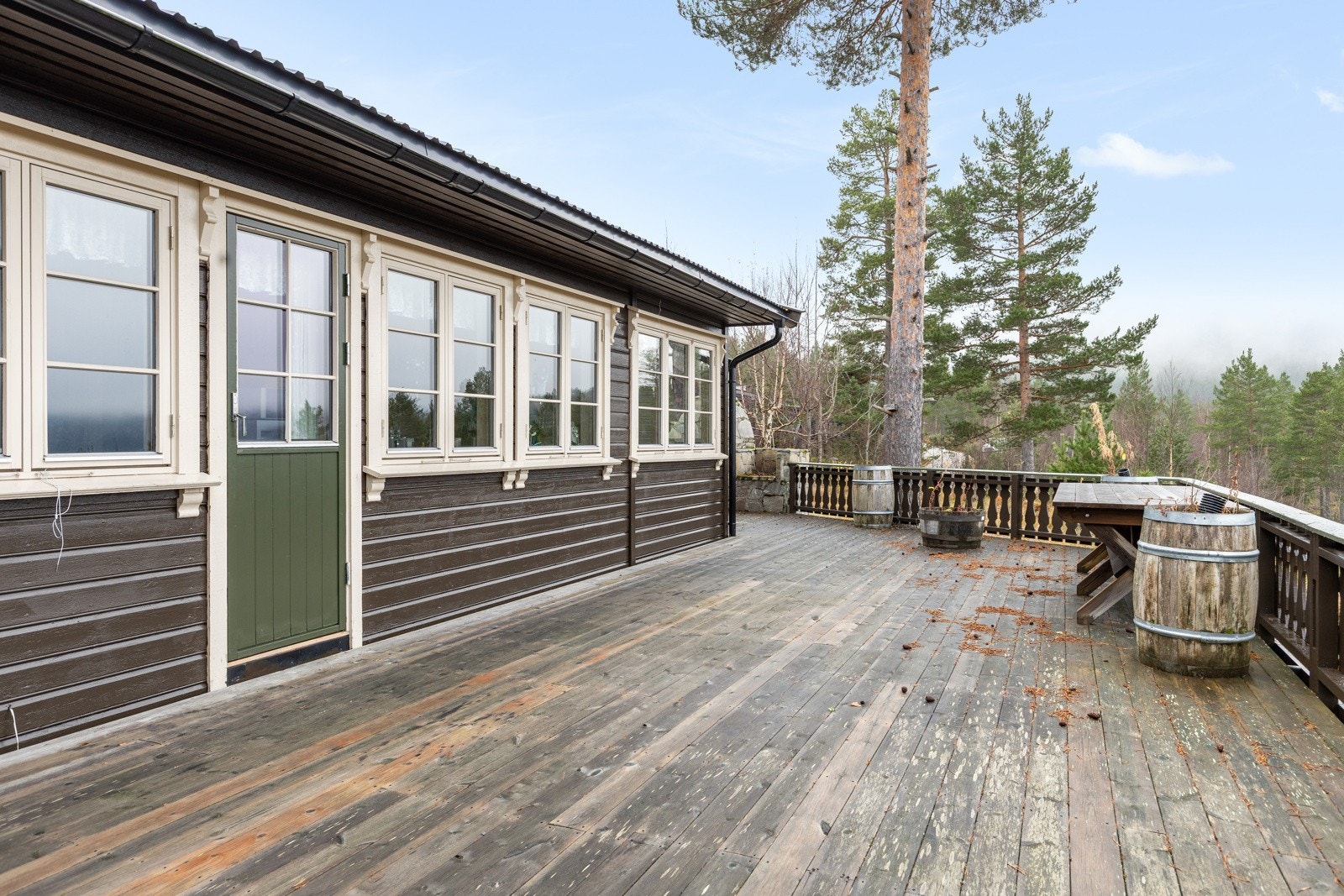 I front av hytten er terrassen meget romslig og her er plass til sittegrupper, bålpanne, grill m.m. Galleribilde