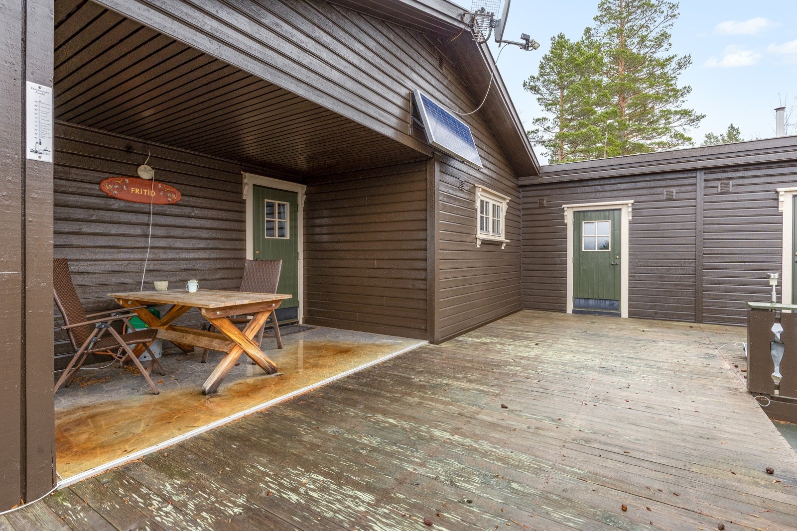 Praktisk med overbygd inngangsparti om det skulle være litt ruskevær. Galleribilde