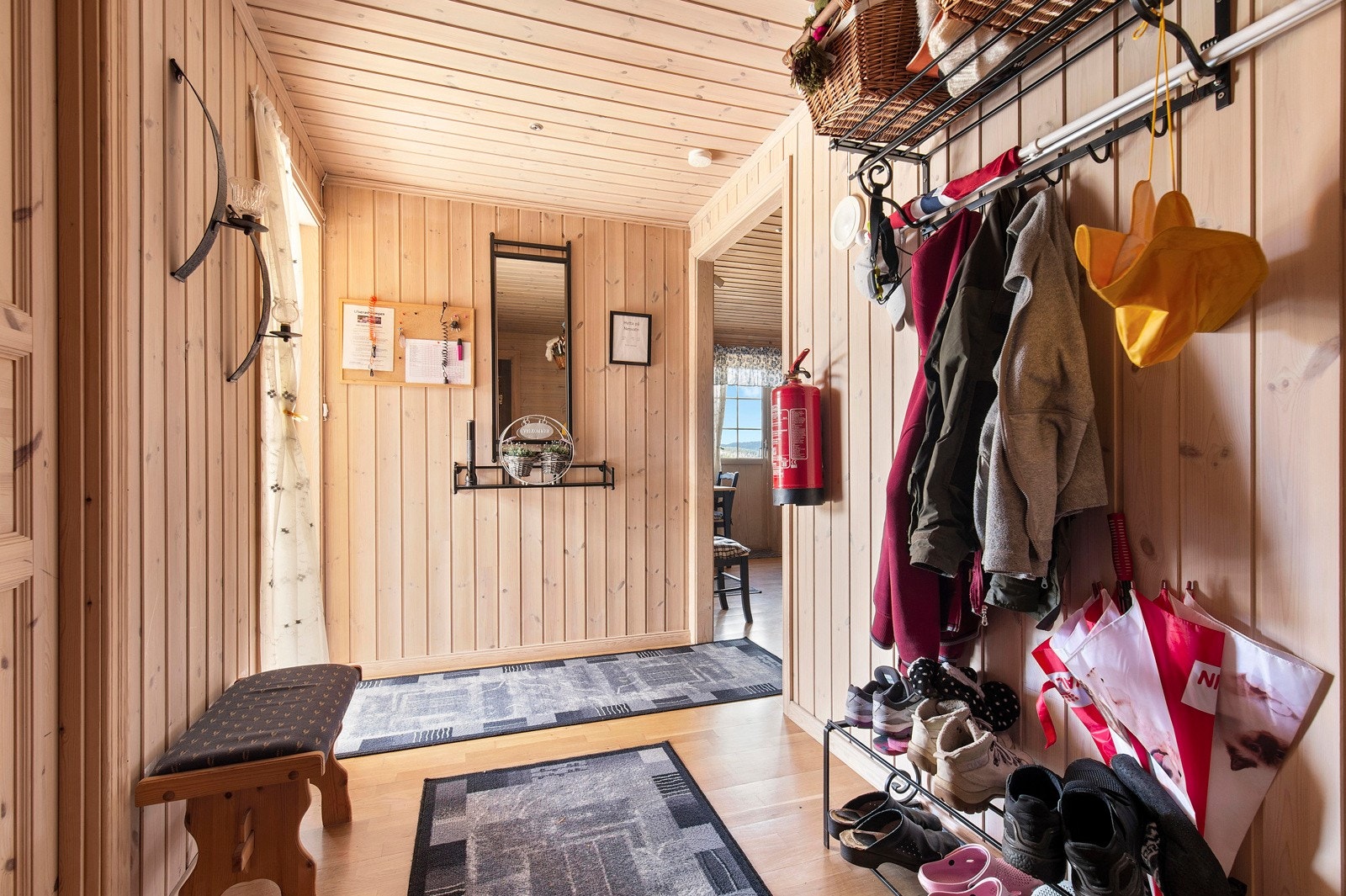 Yttergangen med plass for klær og sko m.m. Galleribilde