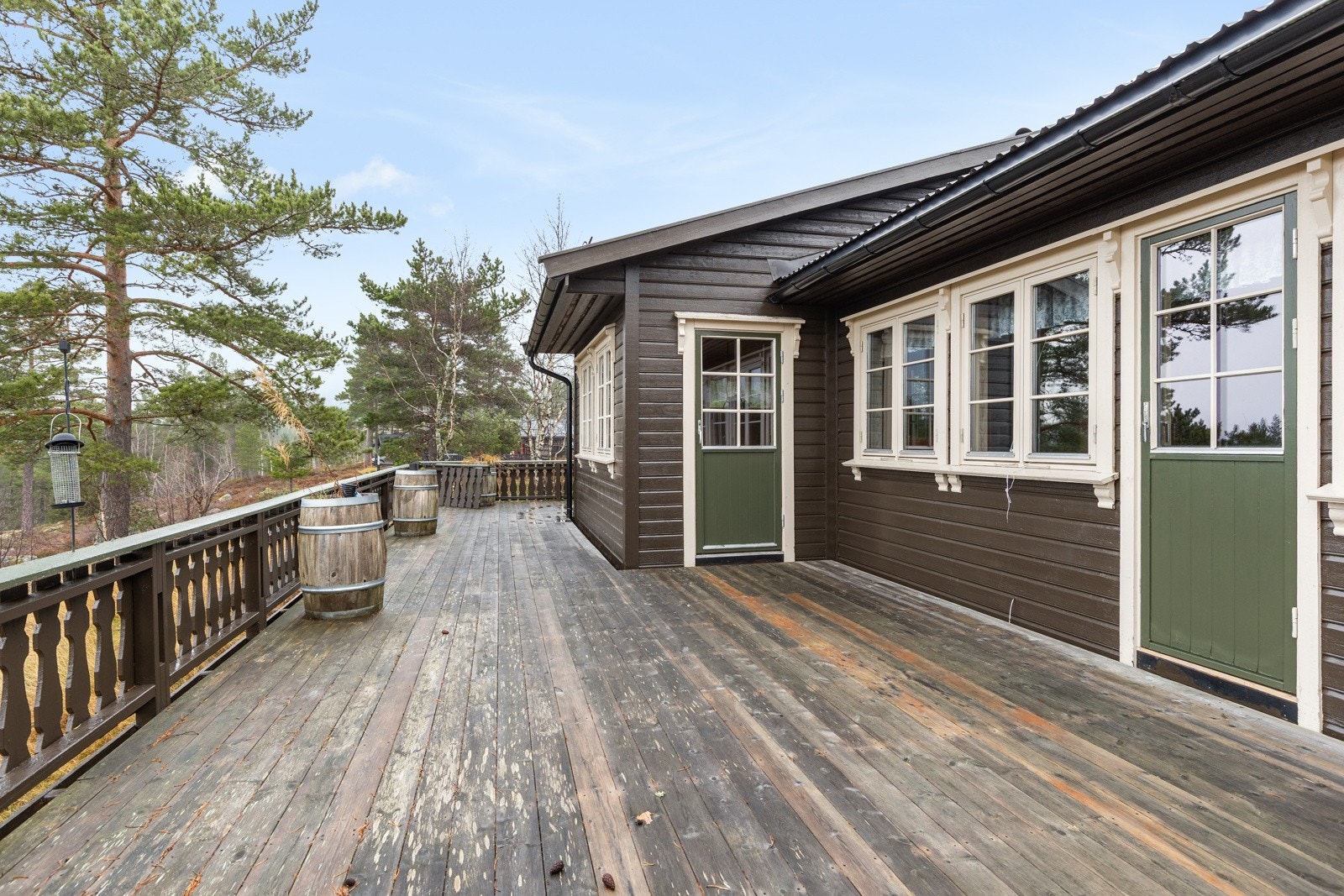 Det er utgang til terrassen fra begge stuene. Galleribilde