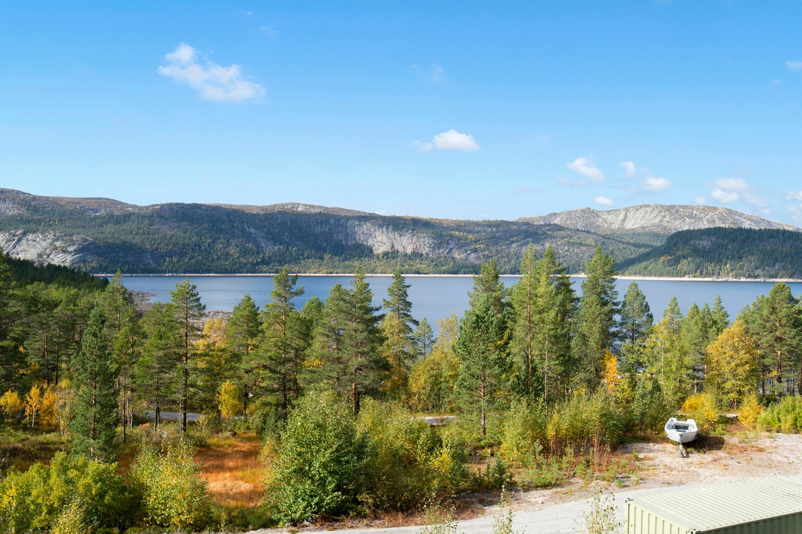 Utsikten fra eiendommen mot Nesvatn er flott ! Galleribilde