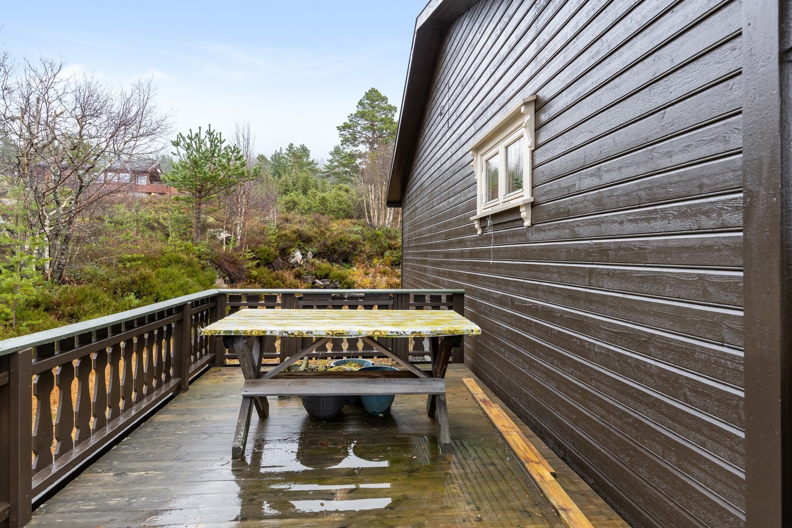 Stor terrasse med flere fine oppholdsplasser. Galleribilde