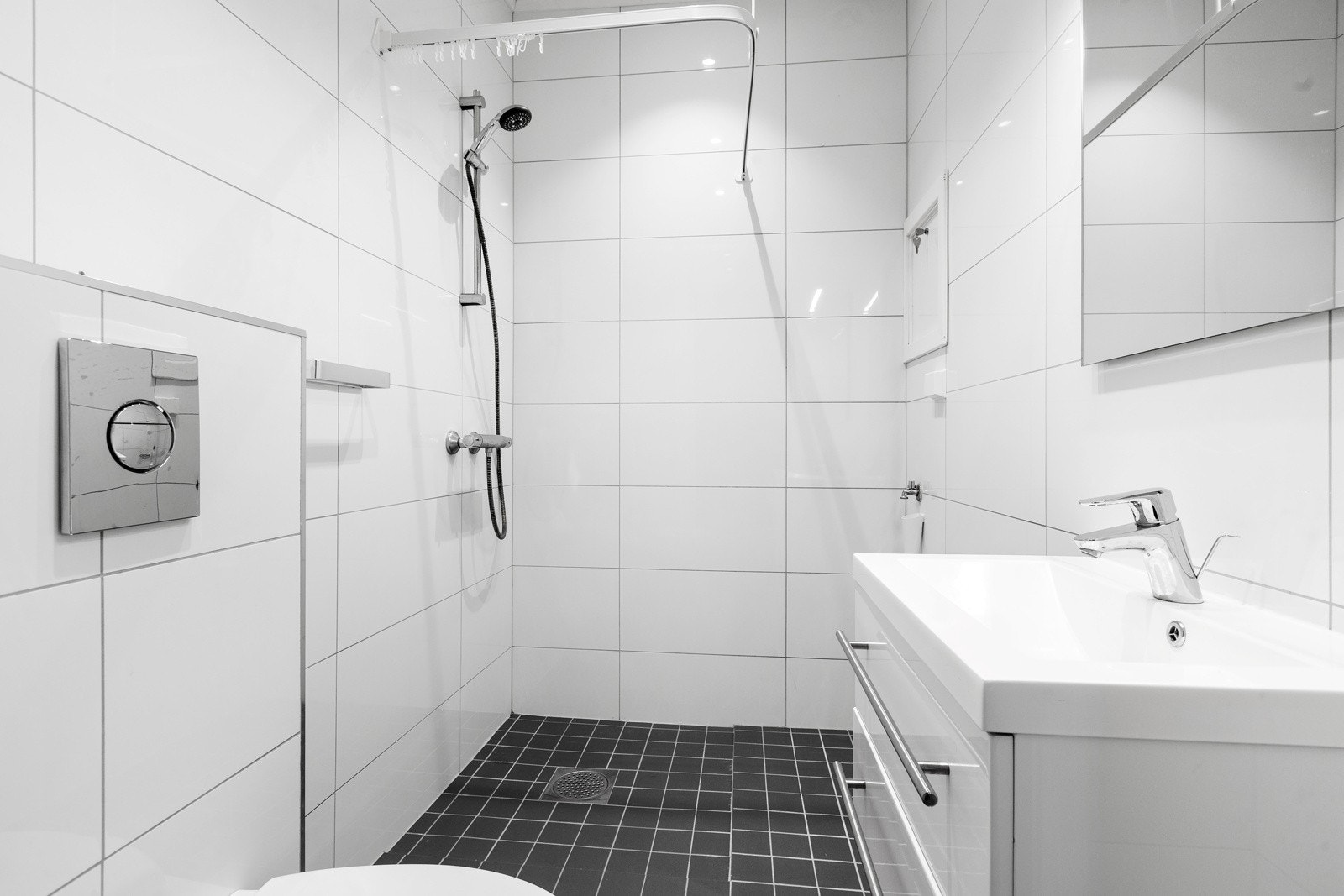 Bad i hybel - flislagt med varmekabler Galleribilde