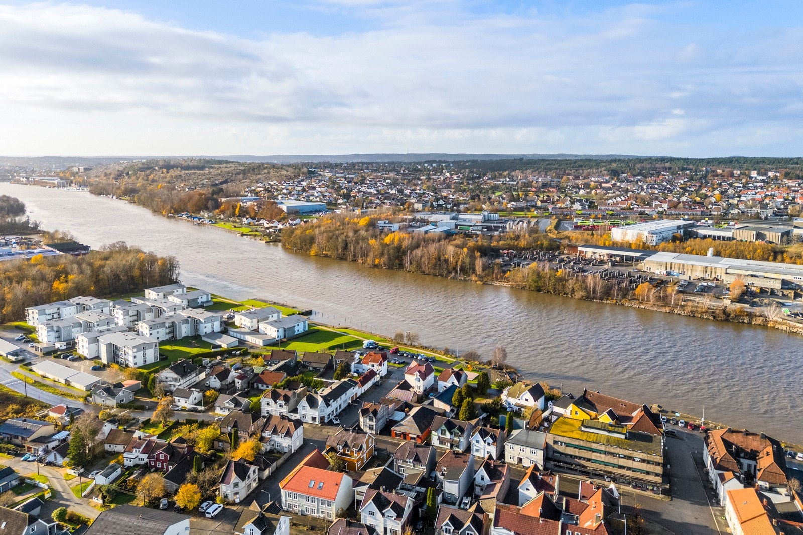 Hyggelig nærmiljø ved elven Galleribilde