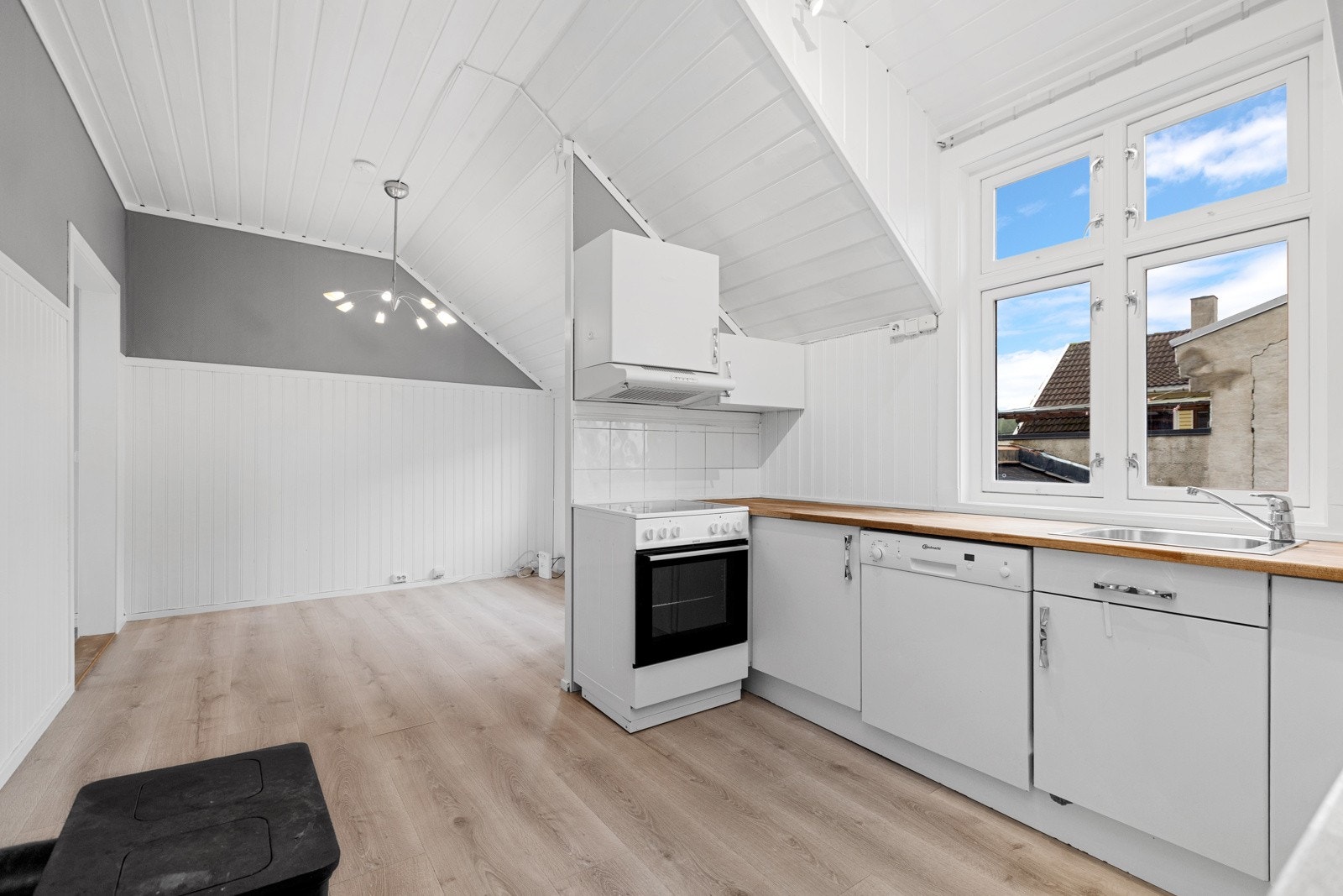 Legg merke til den store takhøyden som gir godt med volum i leiligheten Galleribilde