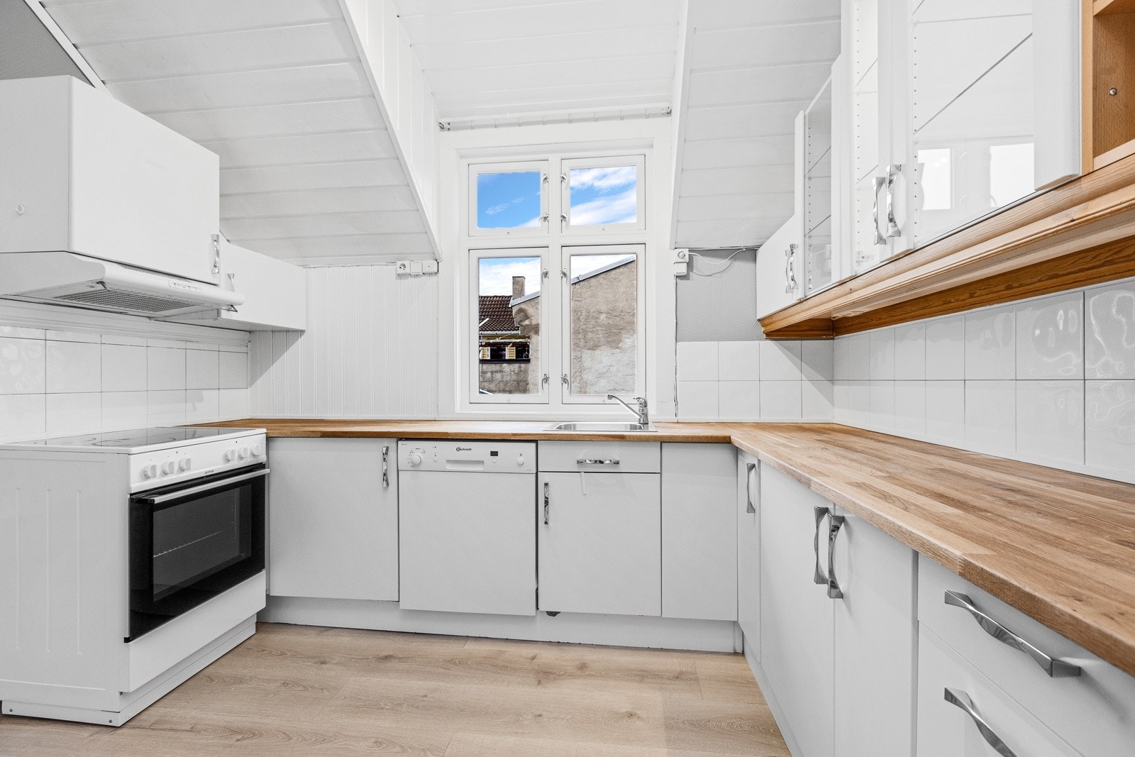 Leilighet i 2. etg: kjøkken- legg merke til vinduet som gir godt med dagslys Galleribilde