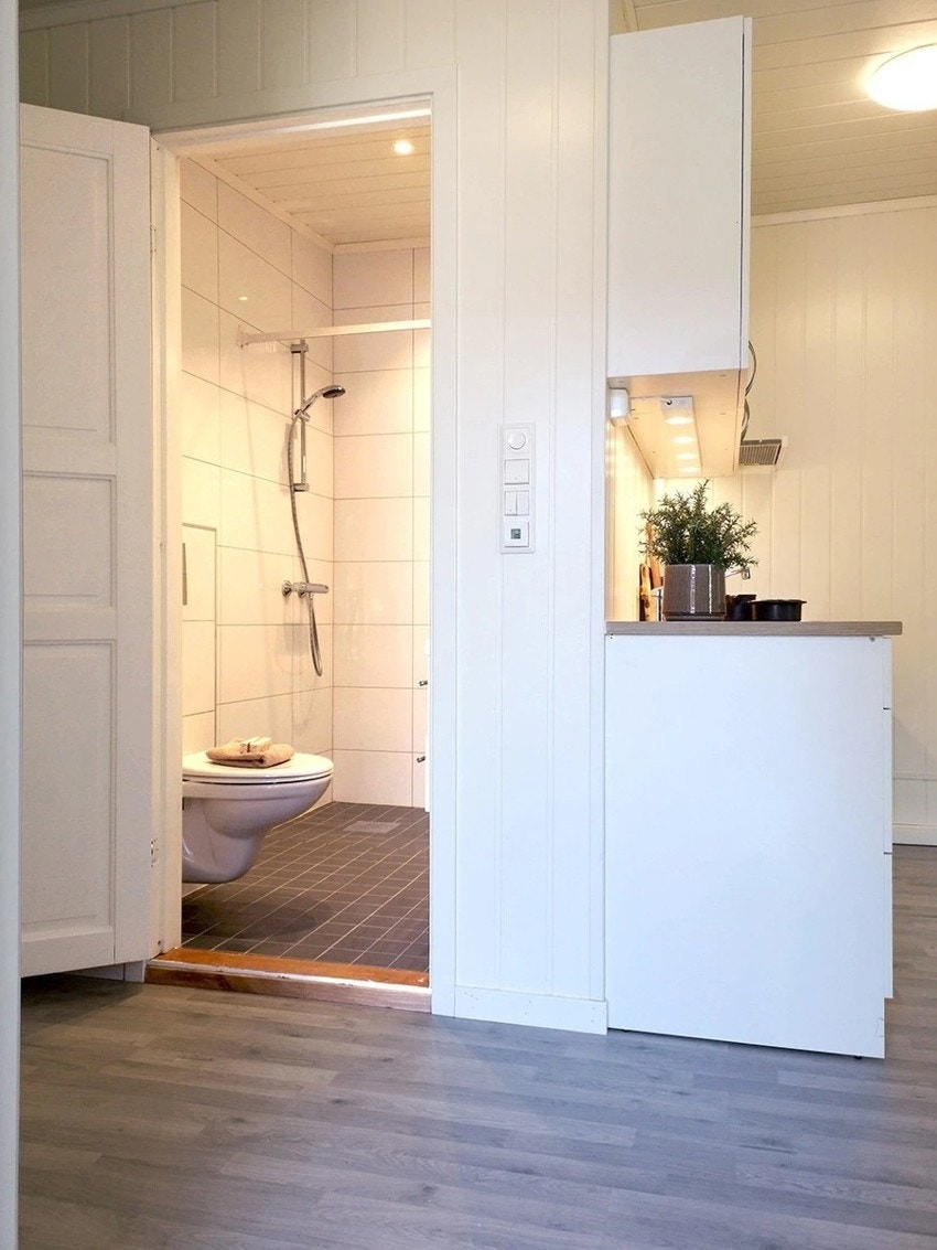 Hybel: inngang til badet- vegg i vegg kjøkkeninnredningen- privat bilde Galleribilde