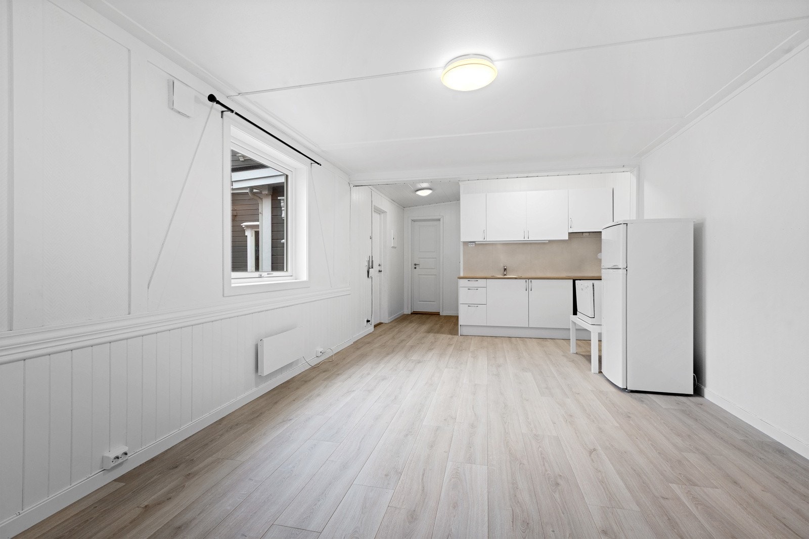 Hybel: åpen løsning stue og kjøkken Galleribilde