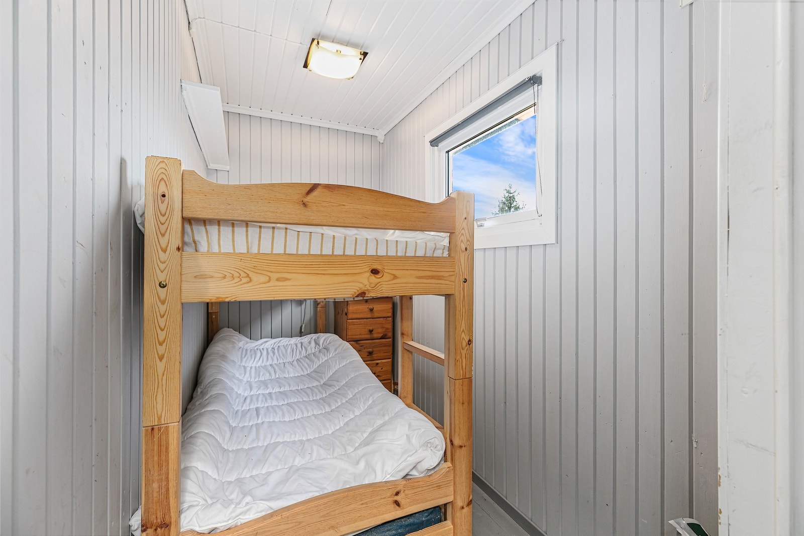 Hyttas andre soverom er møblert med køyeseng. Galleribilde