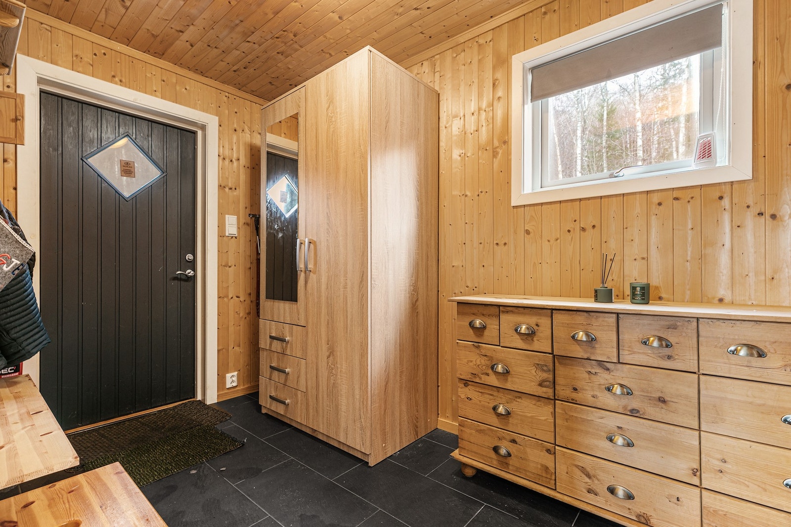 Velkommen inn! Her får du et romslig inngangsparti med du god plass til oppbevaringsmøblement. Galleribilde