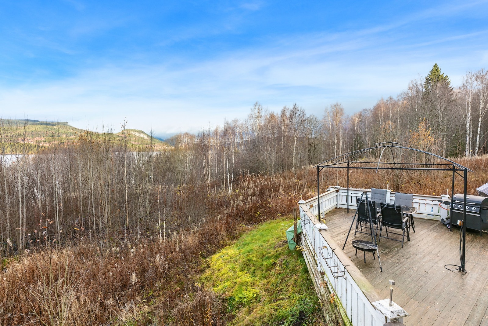 Hytta har en super beliggenhet med deilig friluft og skog. Galleribilde