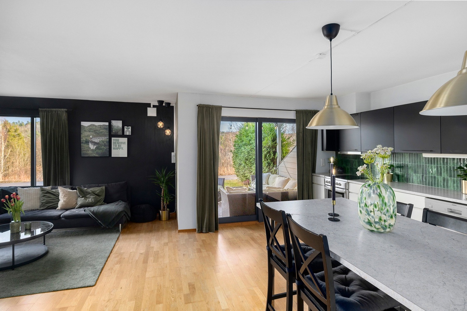 Fra stuen er det utgang til en lun og overbygd uteplass med gressplen. Galleribilde