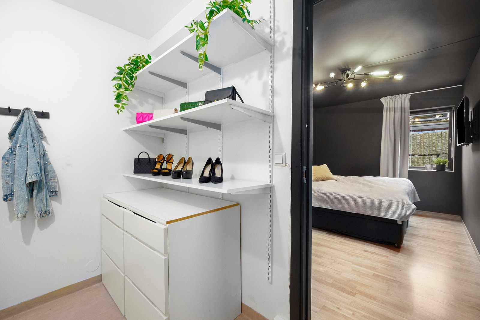 Boden på innsiden av hovedsoverommet er innredet som garderobe med god plass til klær og sko. Galleribilde