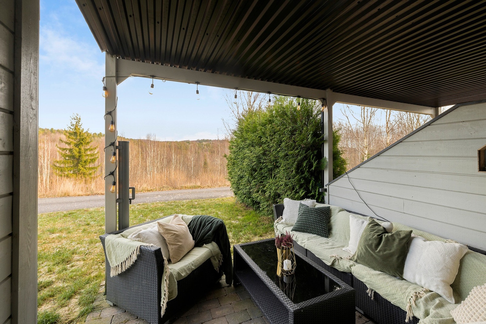 Overbygget og koselig uteplass med utsyn over naturen. Galleribilde