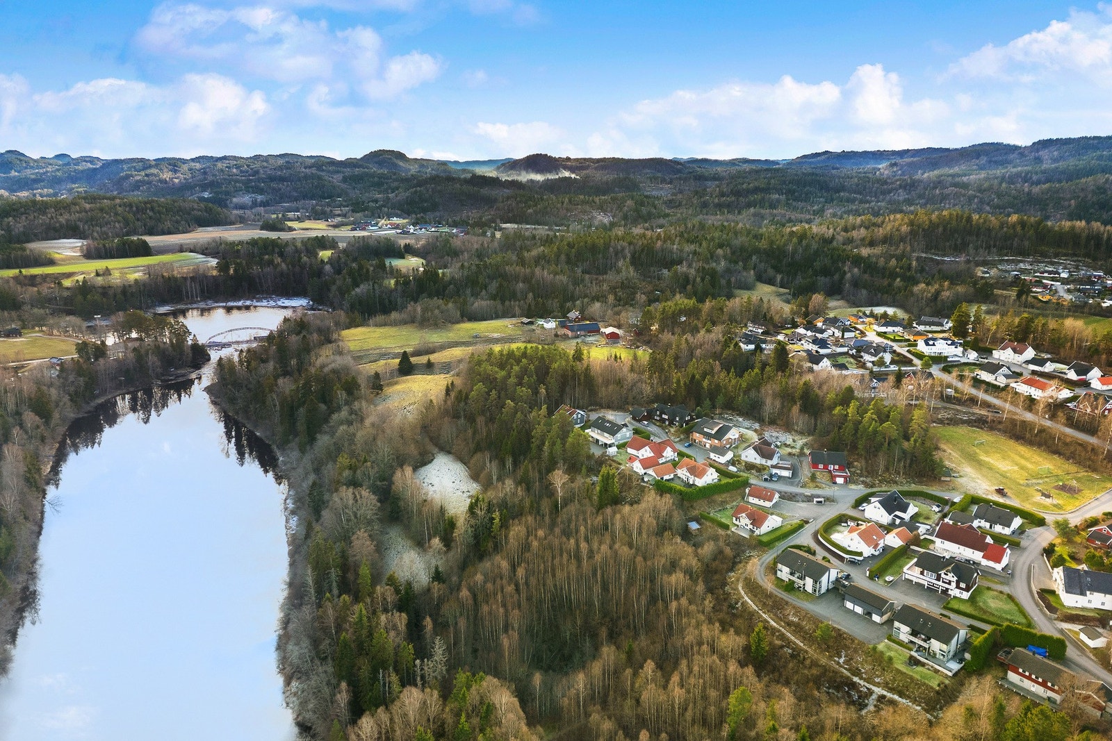 Leiligheten ligger i et etablert og rolig boligområde i Kvelde med kort avstand til servicetilbud. Her bor man tett på naturen med fine tumuligheter. Galleribilde