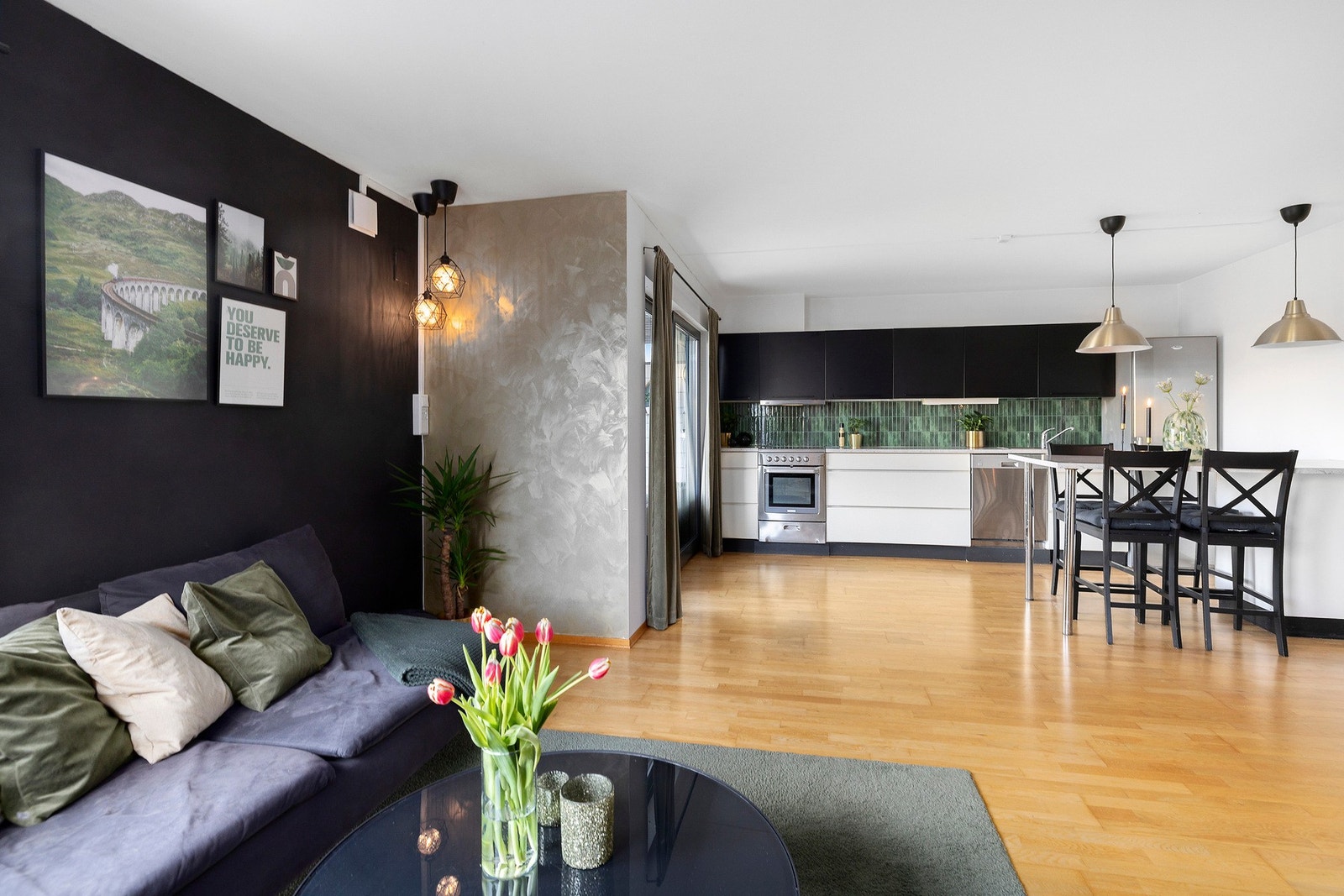 Åpen og luftig kjøkken/stueløsning med god plass til sofagruppe og spisemøbler. Galleribilde