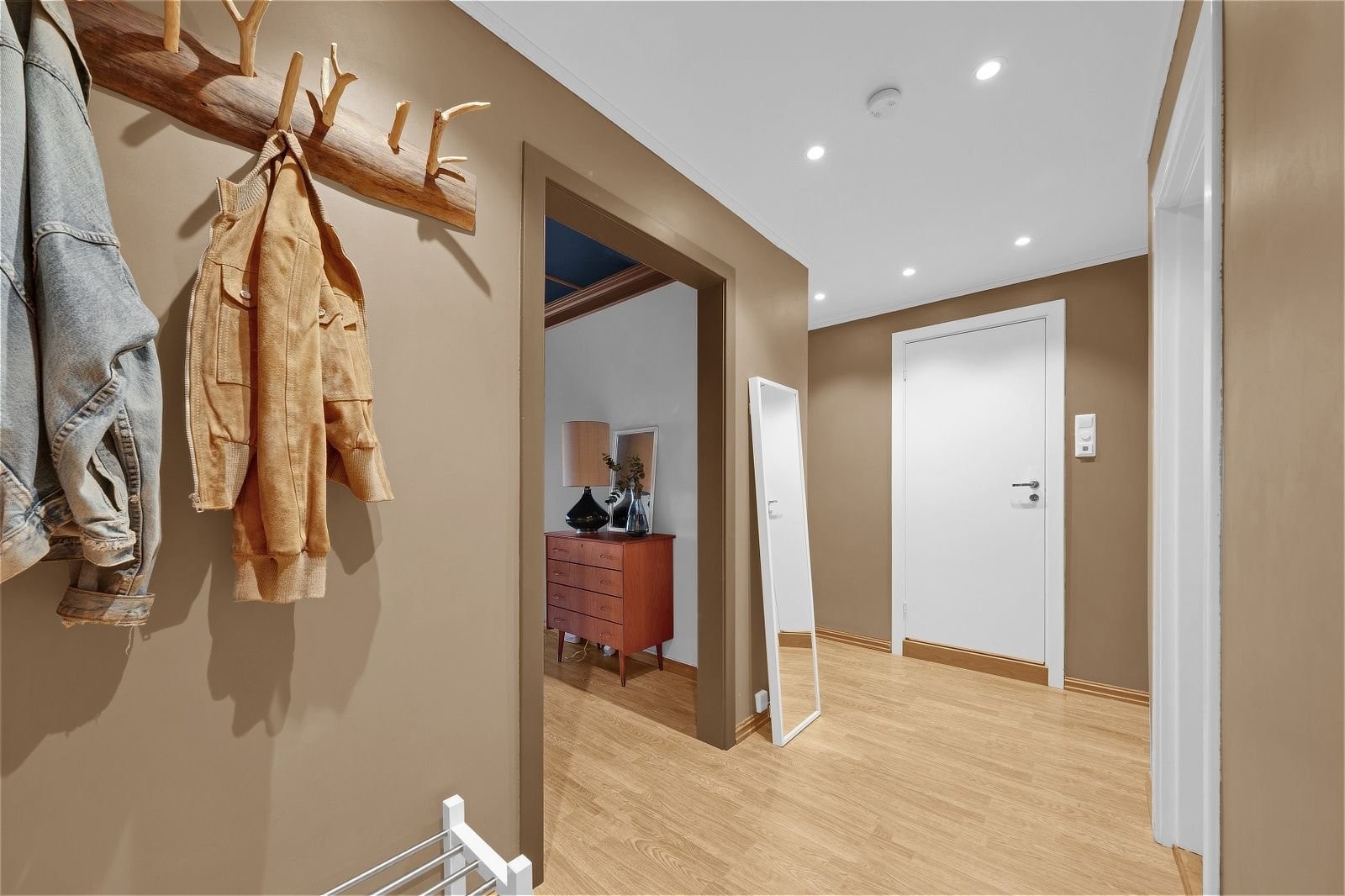 Inngangspartiet er romslig og har adkomst til alle boligens øvrige rom. Galleribilde